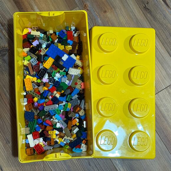 Lego lot. 1 lb 11 oz of assorted Classic Legos in a yellow Lego storage bin. - Picture 1 of 7